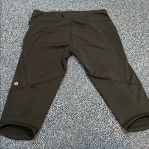 Black Lululemom Capri yoga pants